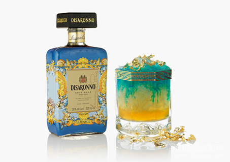 Versace(范思哲)联手Disaronno带来了一款特别的名酒酒瓶包装