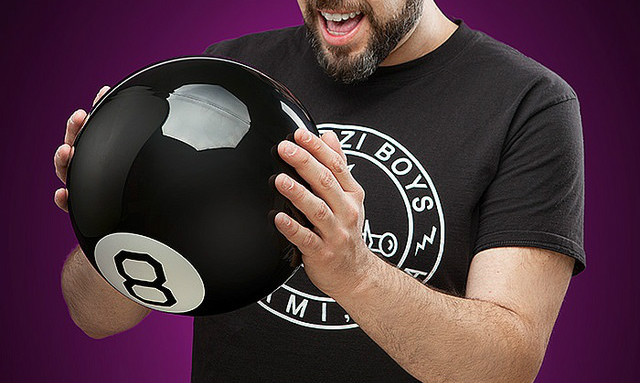 ThinkGeek【巨大神奇八号球】Giant Magic 8 Ball