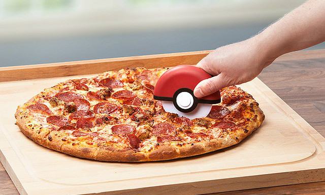 ThinkGeek 精灵宝可梦【精灵球披萨刀】Poké Ball Pizza Cutter
