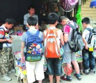 小摊三无儿童玩具销量好 质量安全让家长担忧