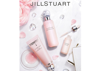 JILLSTUART -【保养系列】使女孩的素颜也能散发光芒。 宛如初生肌肤般，透明感满溢。