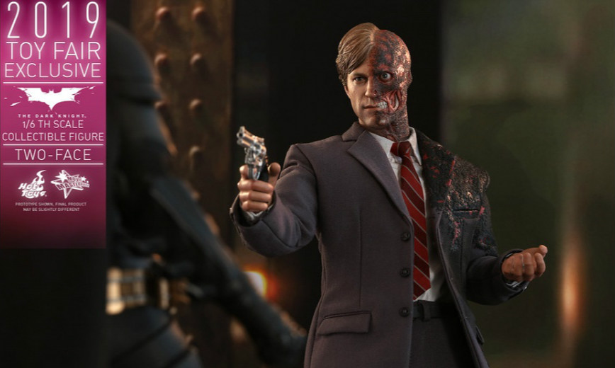 Hot Toys《蝙蝠侠：黑暗骑士》双面人 Two Face 1/6 比例人偶作品