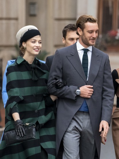 摩纳哥王妃Beatrice Borromeo颜值与穿着太完美！优雅绿色Dior格纹斗篷掀讨论