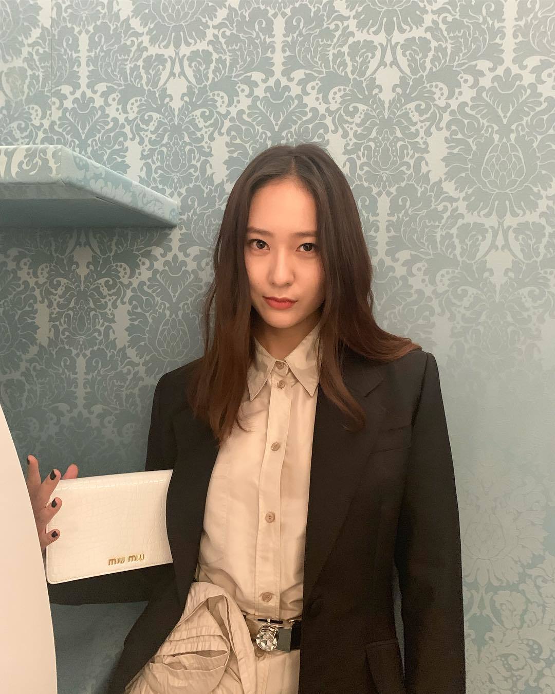 跟上冰山女神Krystal的冬季俐落穿搭！今年秋冬衣柜必备 泰迪熊、长版西外、短版羽绒外套