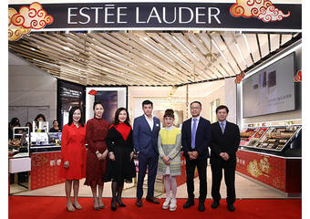 Estee Lauder 雅诗兰黛 - 雅诗兰黛全台首间远东百货信义A13概念店隆重开幕 经典蓝色交织奢华金色 完美呈现纽约上城奢华氛围 力邀超人气男神王柏杰化身专“鼠”一日店长迎接新春鼠年