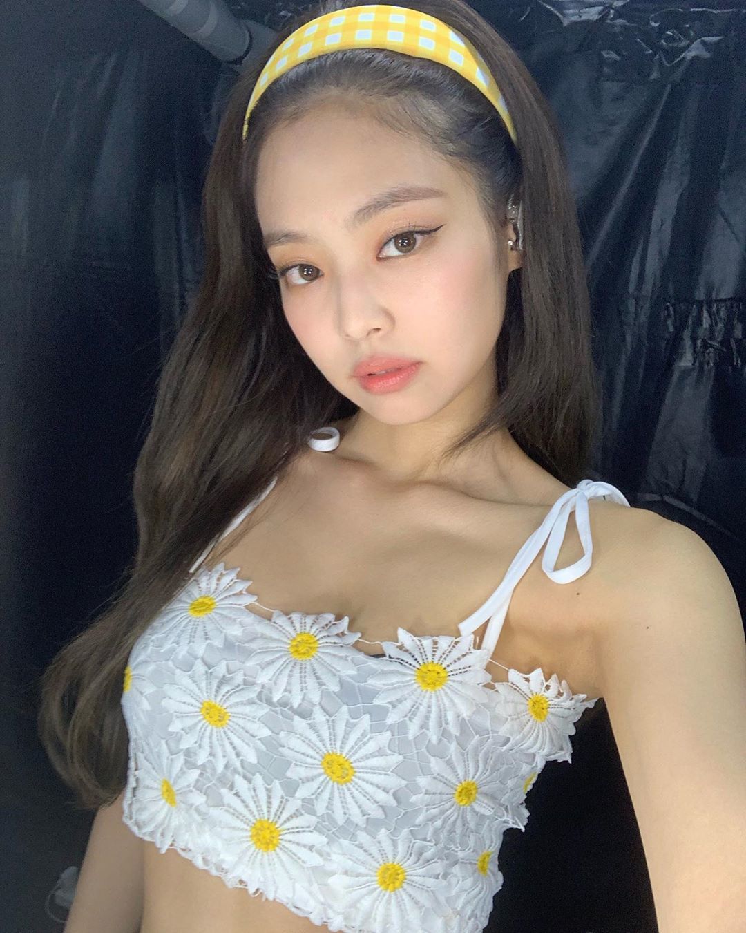 人间香奈儿Jennie变身美妆Youtuber！超梦幻彩妆爱用品大公开