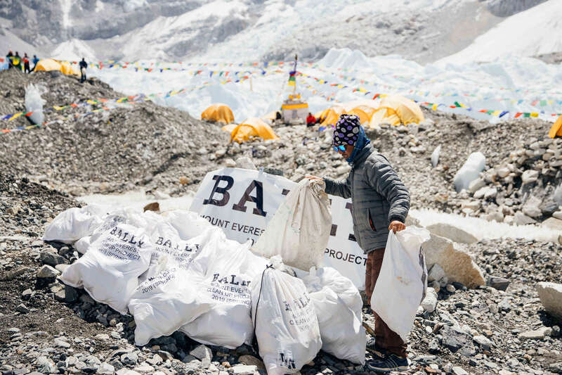 BALLY在圣母峰清出2吨垃圾 巅峰展望限量商品全捐净山