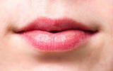 嘴唇肿胀的常见原因 嘴唇肿胀怎么办